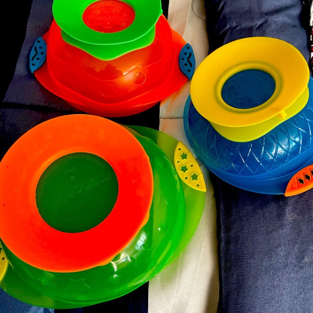 Suction cup set of PLASTIC bowls